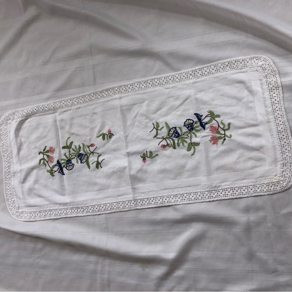 Vtg Jobelan Germany Embroidered Floral Table Runner - Picture 5 of 12